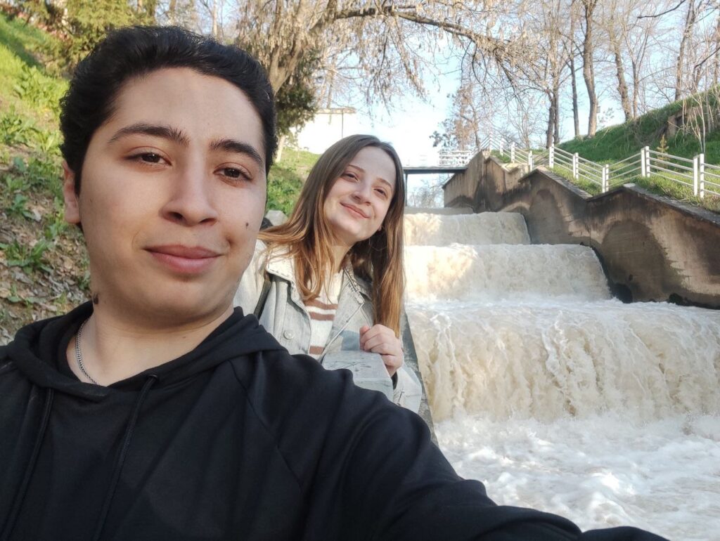 Muhammed Hamza Büber ve Sueda Büber İn Birlikte Çekildikleri Bir Resim